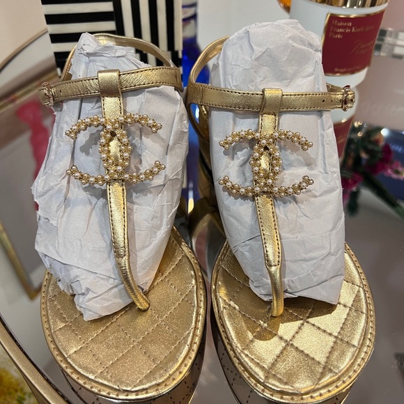 CHANEL SS 2022, Gold & Pearl CC leather sandals, NWT ( NEVER WORN) - Picture 4 of 10